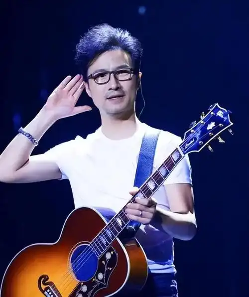 汪峰女儿小苹果近照曝光,离开章子怡后风格大变,受父亲影响大