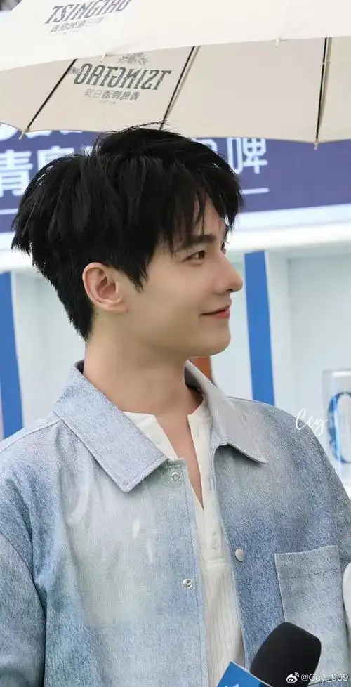 杨洋丹宁风#杨洋这么帅气的牛仔短袖造型,直接都戳中我的心巴了 !!