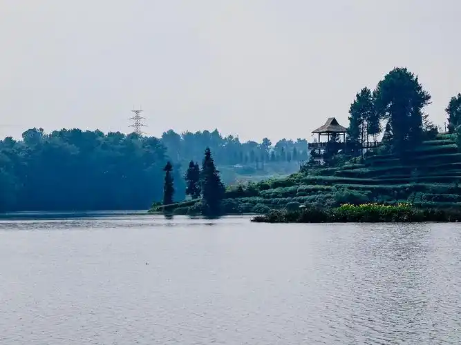 四川雅安名山区月亮湖
