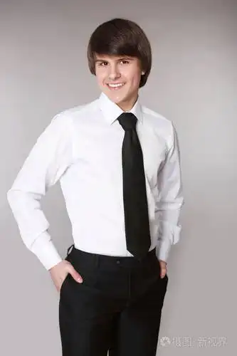 员工穿着件白衬衫配黑色领带保持双手在痘疤