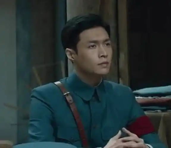 张艺兴新剧路透照曝光,身穿军装颜值逆天,但这眼神是认真的吗?