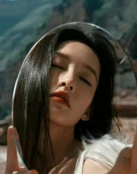 被海螺姑娘李沁海边写真美到了!这次这么穿是真的太仙女了