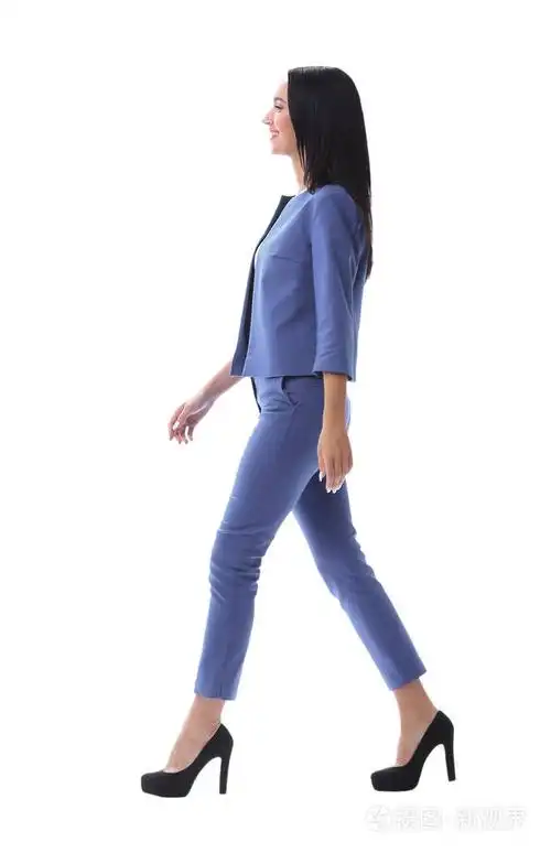 孤立在白色螺柱的全身长度肖像商人