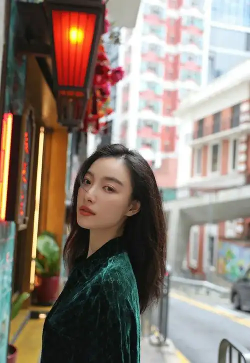 倪妮分享生活随拍##倪妮墨绿色套装造型