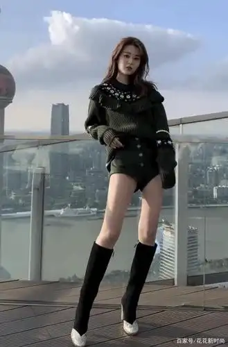 乔欣为秀出小花中最长的腿,就把长靴穿在高跟鞋里面,效果贼惊艳