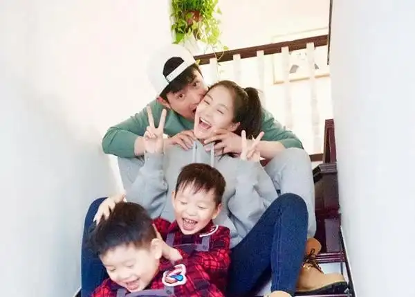 "纯妃"王媛可一家四口同框,老公帅气十足,双胞胎儿子嬉戏打闹