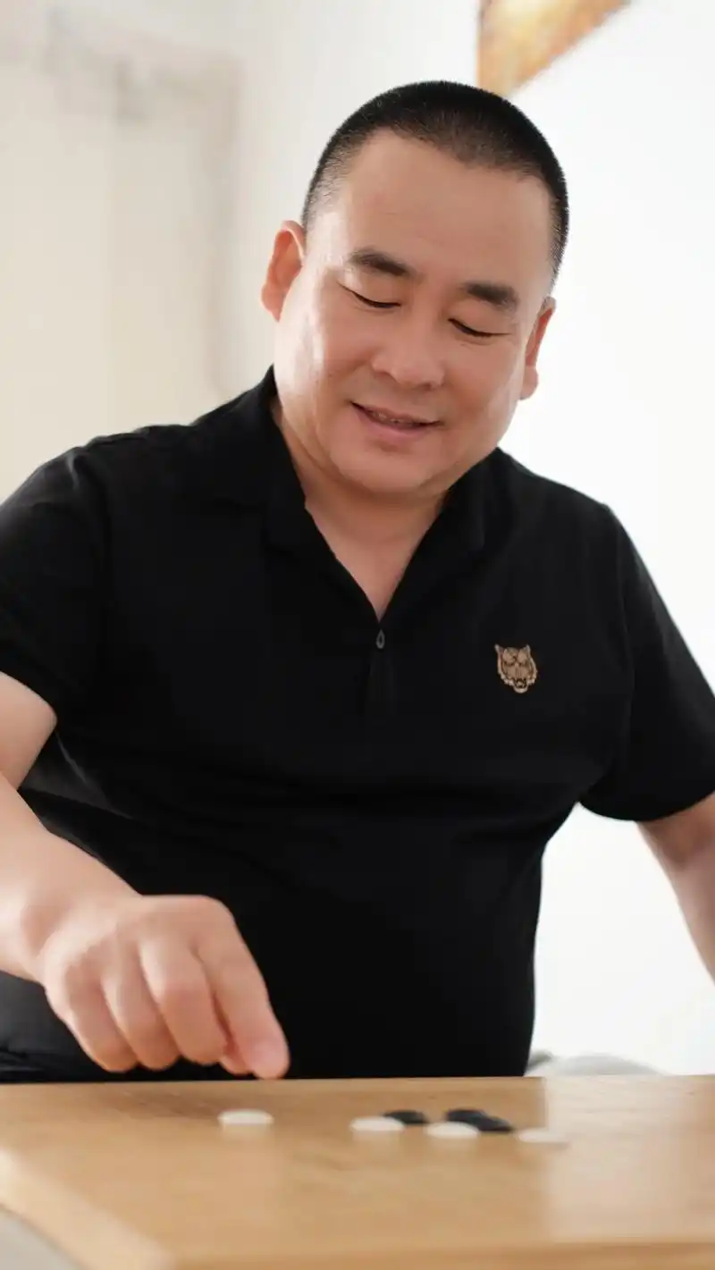 "人生如棋,落子无悔" #儒雅中年 #正装大叔 #品味生活  - 抖音