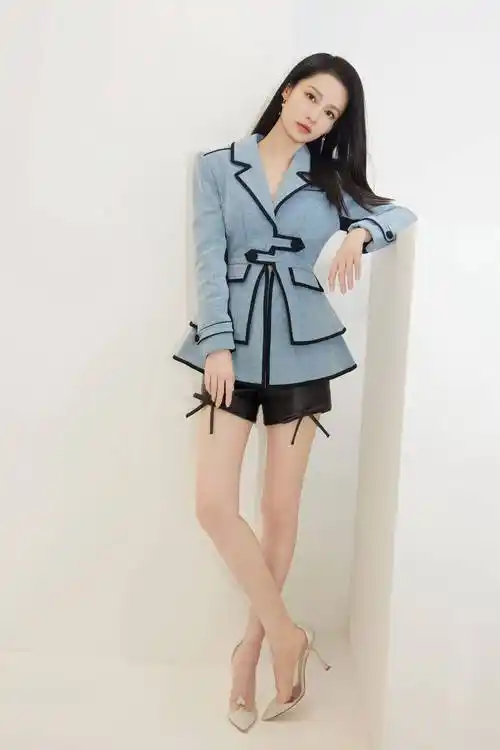 李沁蓝与白浪漫色彩大长腿性感写真_李沁真_网友_下期