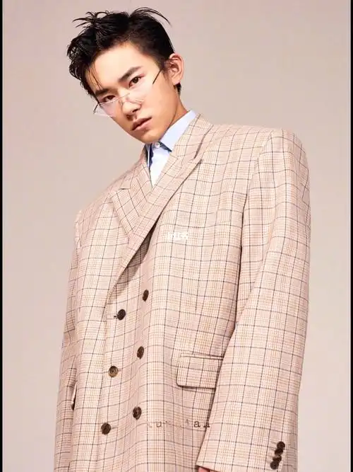 16岁的易烊千玺嘎嘎帅