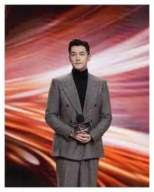 胡歌与妻子携手逛街,身高差超萌,网友感叹:平凡的幸福!