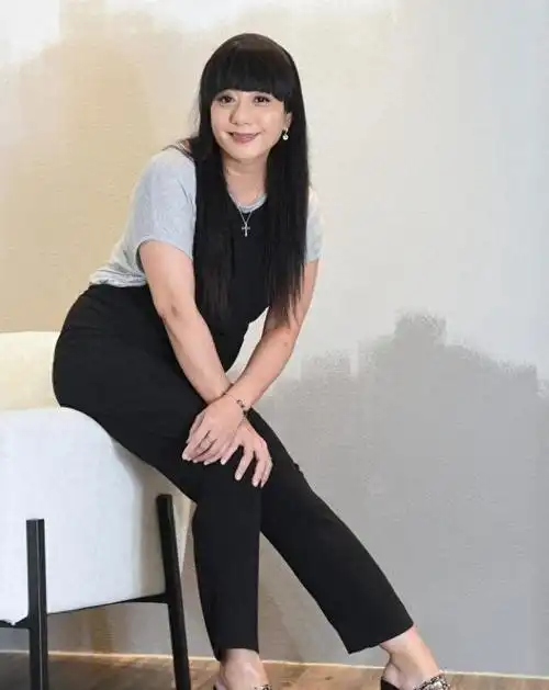 高慧君,曾与张学友合唱《你最珍贵》而成名,如今已经51岁.然而