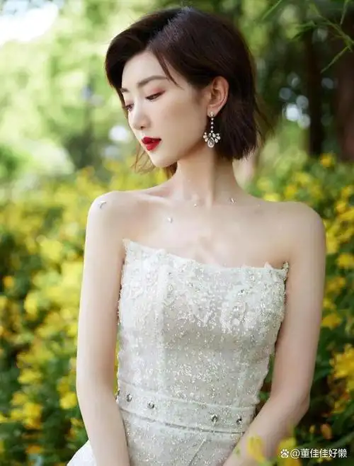 毛晓彤穿着绿色碎钻星河纱裙的照片在社交媒体上广泛流传,引发了粉丝