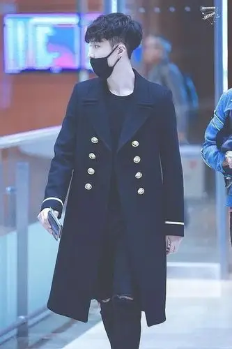 张艺兴穿了一件风衣,谢娜与关晓彤忍不住也出手了!