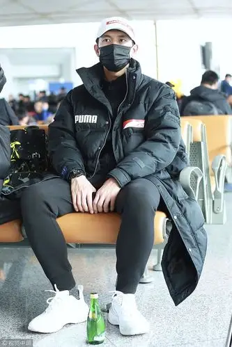 李现高大挺拔似行走的大长腿 分腿而坐坐姿霸气撩镜头