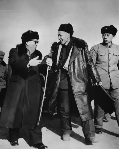 右侧第三人钱学森)05他身上穿的,总是那套旧军装有人评价朱光亚,凡是