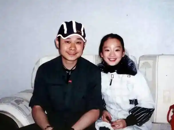 今天,我们要讲述的是著名歌手刀郎与他的伴侣朱梅的感人往事.