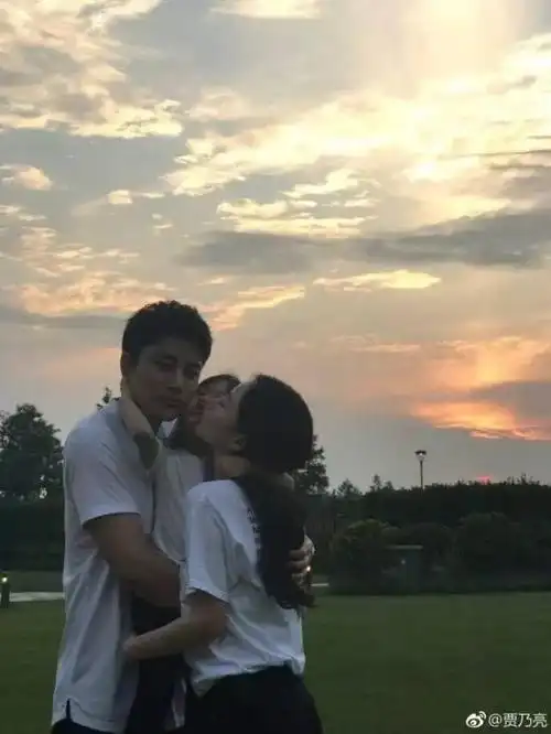 奶茶妹妹罕见七夕秀恩爱,杨幂晒自拍,张艺兴王凯为单身狗撑腰!