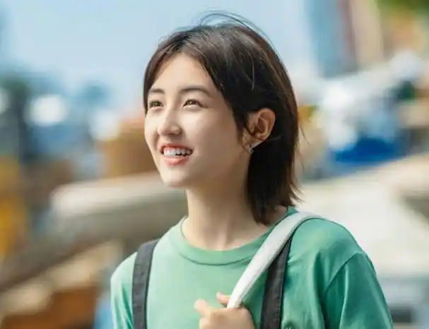 21岁张子枫撕掉妹妹标签上向往6换发型瞬间成熟不少