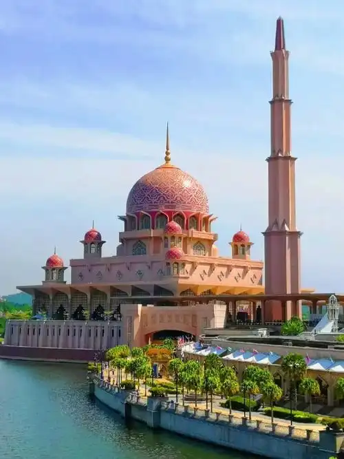 正午阳光下的太子城美景!<摄于马来西亚 吉隆坡> - 抖音