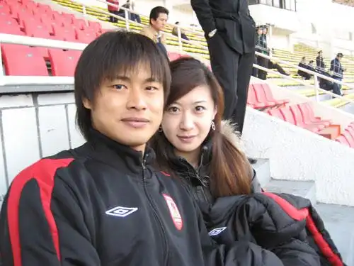 图文杜震宇携女友为亚泰助阵阿杜女友小鸟依人