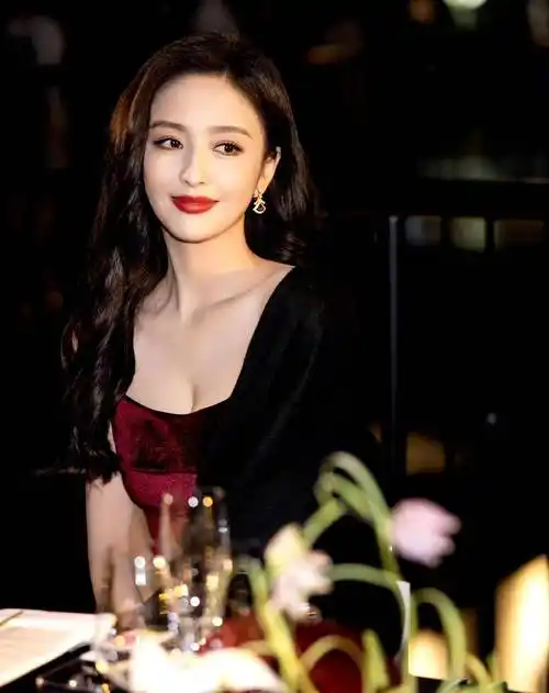 佟丽娅身穿酒红色天鹅绒吊带裙出席活动,优雅有品位!_身材_造型_气质