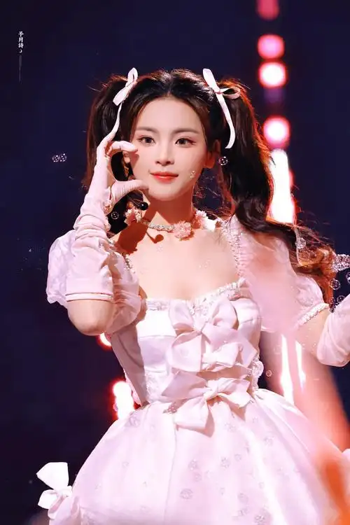 杨超越双马尾公主裙造型##杨超越粉色公主裙
