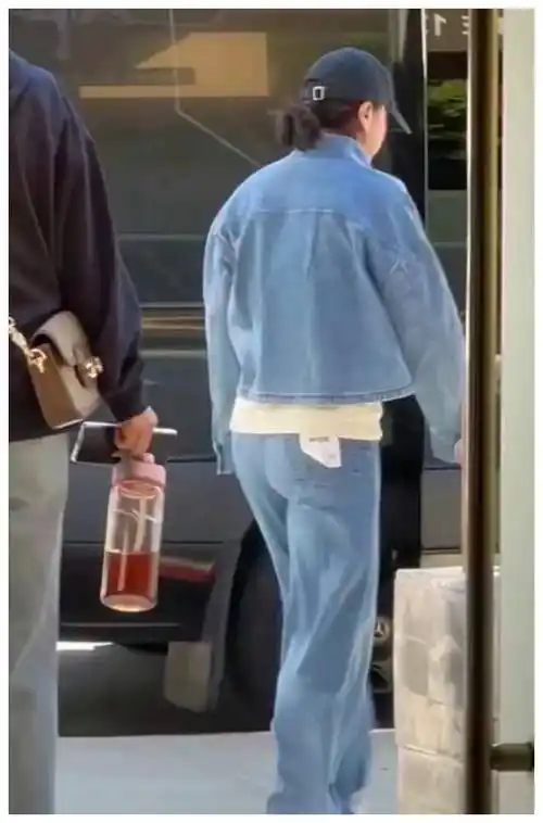 贾玲悠然在洛杉矶街头展现自信风采漫步优雅之间