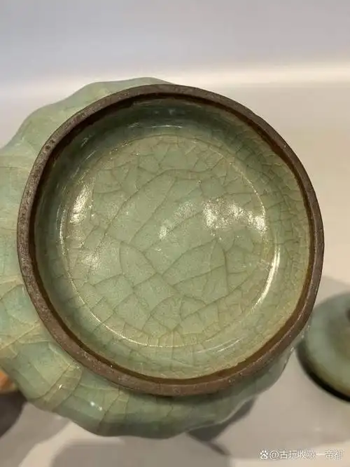 官窑青釉开片五管瓶是一件珍贵的古玩艺术品,展现了中国古代官窑瓷器