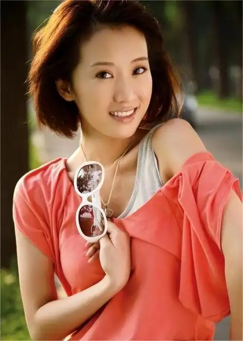 李念,一位才华横溢的演员,在最新一部剧中饰演了一个双重身份的角色