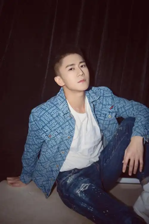 《澳门人家》央视热播 董洁董晨姐弟恋情成最大热点