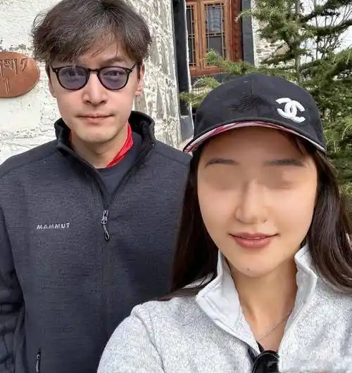 而在另外一张照片中,胡歌依旧没什么变化,双手插兜站着拍照,反而女