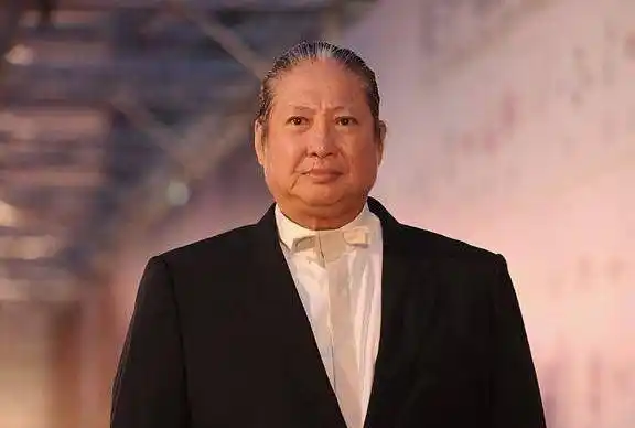 身体好转68岁洪金宝近照曝光戴双层口罩拄拐现身菜市场