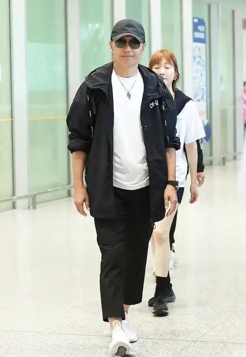 63岁苗侨伟越老越吃香,穿黑白配戴墨镜成熟稳重,魅力指数五颗星_白色