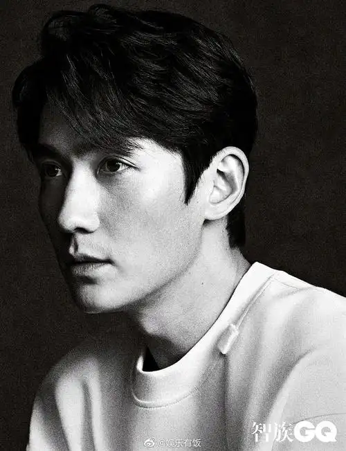 智族gq推出了男星黑白大头照系列
