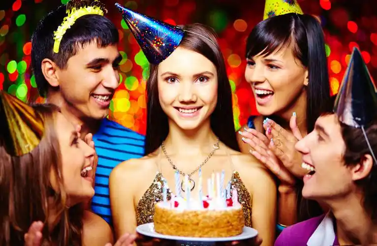 过生日聚会的朋友们