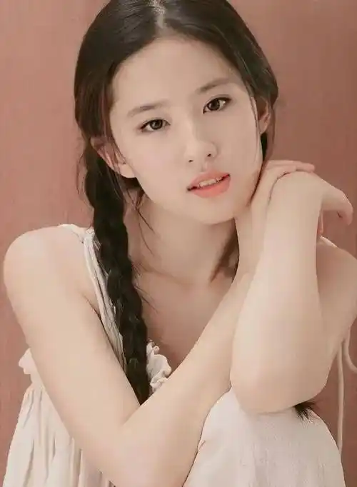 刘亦菲素颜证件照曝光,这才叫颜值巅峰,与路人合影美到发光_女明星