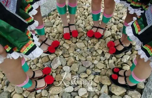 苗族姑娘的红头布鞋