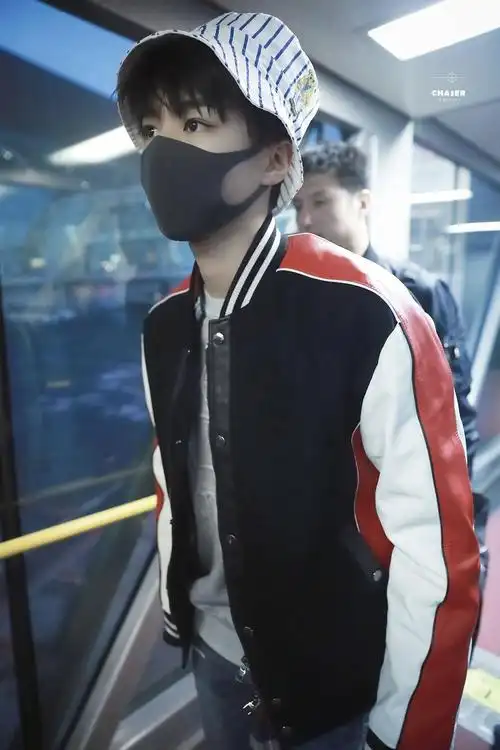 口罩也遮不住帅气的王俊凯,果然机场即秀场呀!