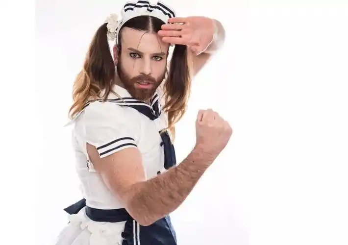 随着直播,短视频平台的兴起,抖音,快手等软件迅速成为女装大佬展现