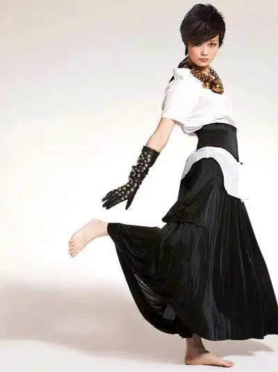 李宇春最新时尚连衣裙秀出事业线 妩媚迷人裙装搭配大盘点 (5)