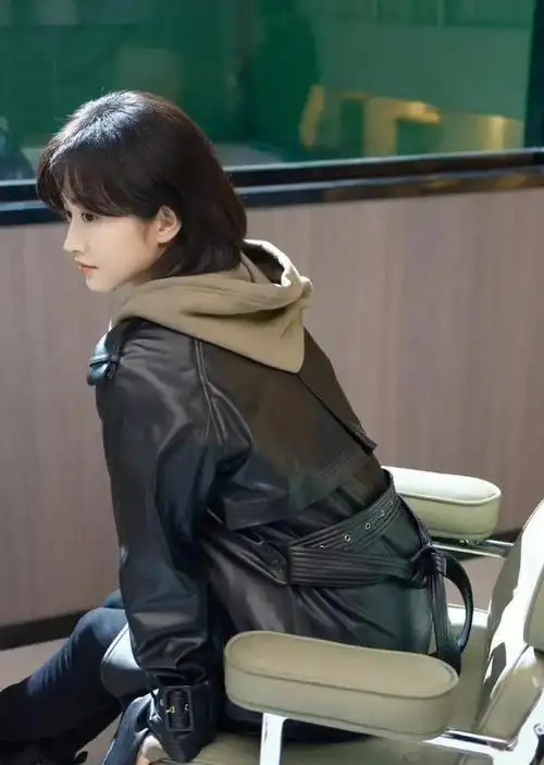 景甜周五营业照侧脸好绝