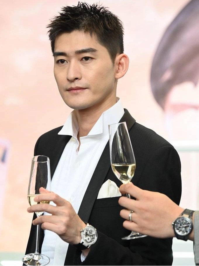 张瀚干练短发身着白衬衫搭配黑西装 帅气干练