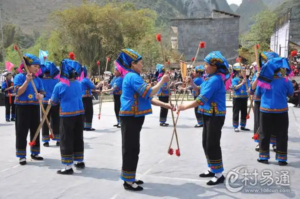 广西壮族三月三习俗 山歌对唱 绣球传情