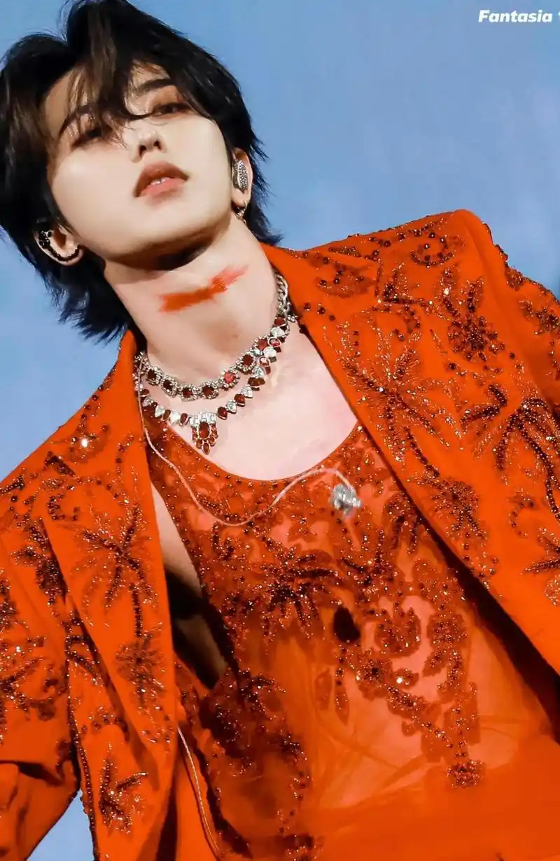 蔡徐坤红衣现身新加坡演唱会,演唱会照常举行,这状态也太好了吧