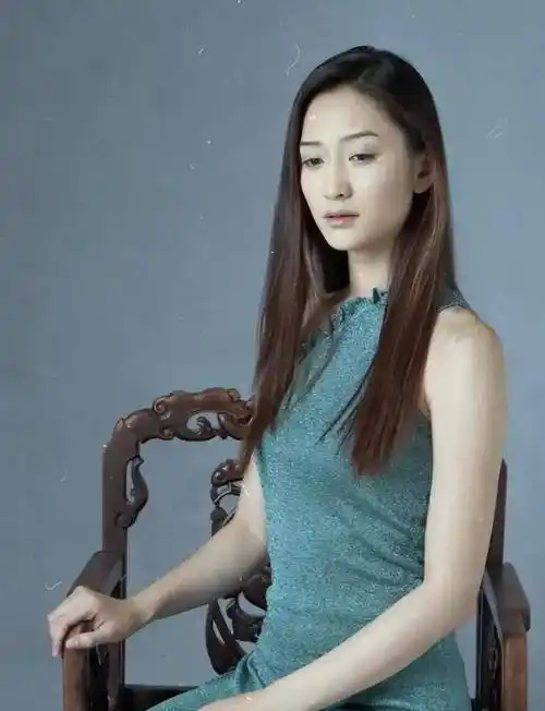 李小冉青涩照曝光!又纯又欲,喜欢穿吊带,难怪让富豪们着迷