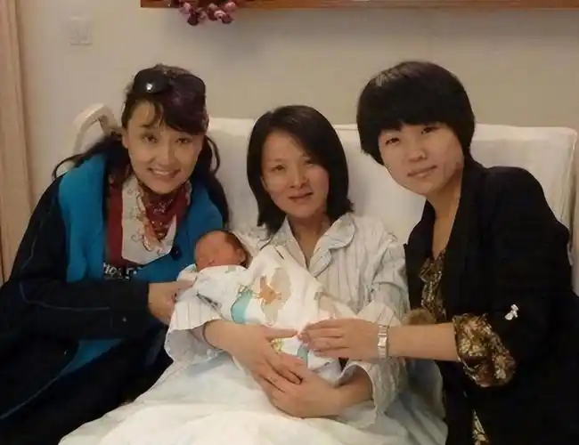 谢兰:《大宅门》里俏皮泼辣的丫头,嫁硬汉老公,丁克12年喜得子