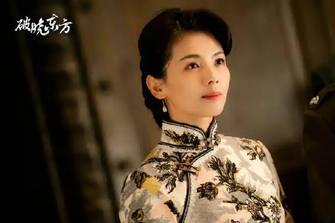 最后,在《破晓东方》和《大决战》中,她更是将沉稳大气的角色演绎得