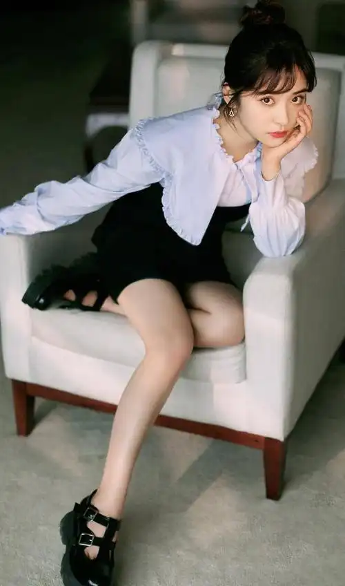 沈月双马尾写真曝光穿白衬衫上演初恋杀却暴露1米5小短腿