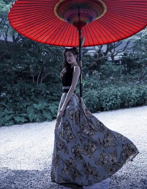 迪丽热巴撑伞的酷飒瞬间