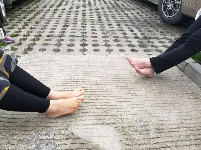 大家把鞋袜脱了晾晾脚